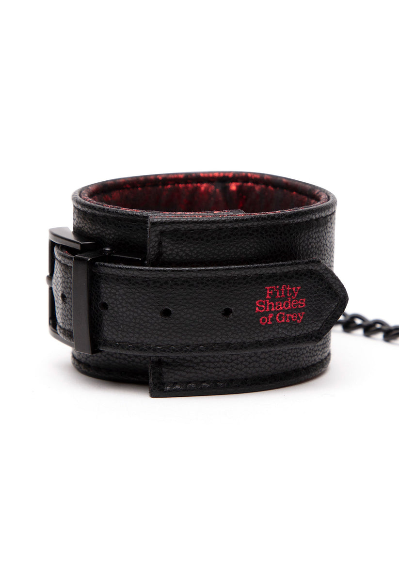 Sweet Anticipation Wrist Cuffs 2 Entdecke die Sweet Anticipation Wrist Cuffs Hochwertige Wende-Handfesseln (Leder & Satin) aus der Fifty Shades of Grey Kollektion. Weich gepolstert, sicher & verstellbar. Jetzt offizielles Zubehör entdecken! Jetzt offiziell bestellen! Exklusive bei RaiX Shop Konstanz kaufen.