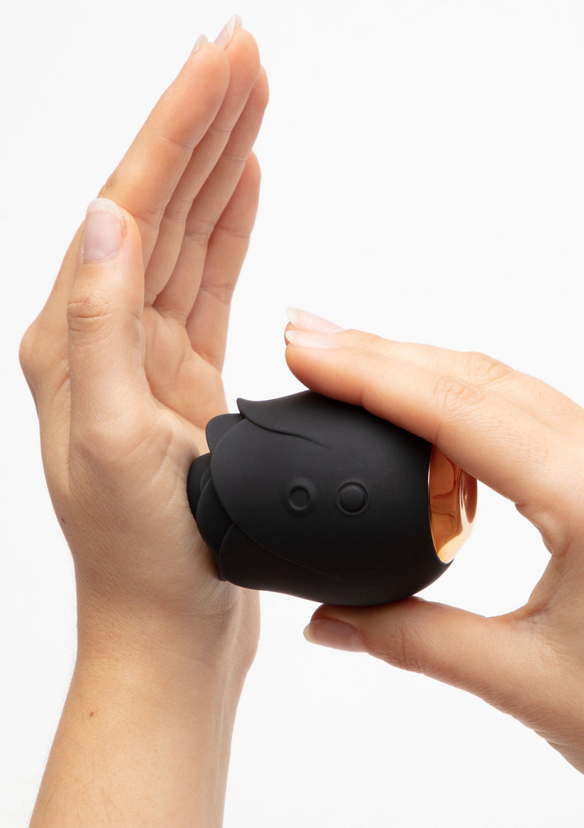 Fifty Shades of Grey Black Rose Saugvibrator Klitorisstimulator – 10 Modi, Saugfunktion, wasserdicht und USB-aufladbar im eleganten Design.Exklusive bei RaiX Shop Konstanz kaufen