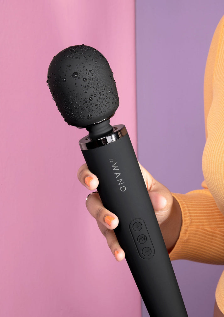Le Wand Rechargeable Massager. Preisgekrönter Premium-Wand mit 10 Intensitäten & 20 Mustern. USB-aufladbar, leise & leistungsstark – luxuriöse Qualität von Le Wand. Exklusive bei RaiX Shop Konstanz kaufen