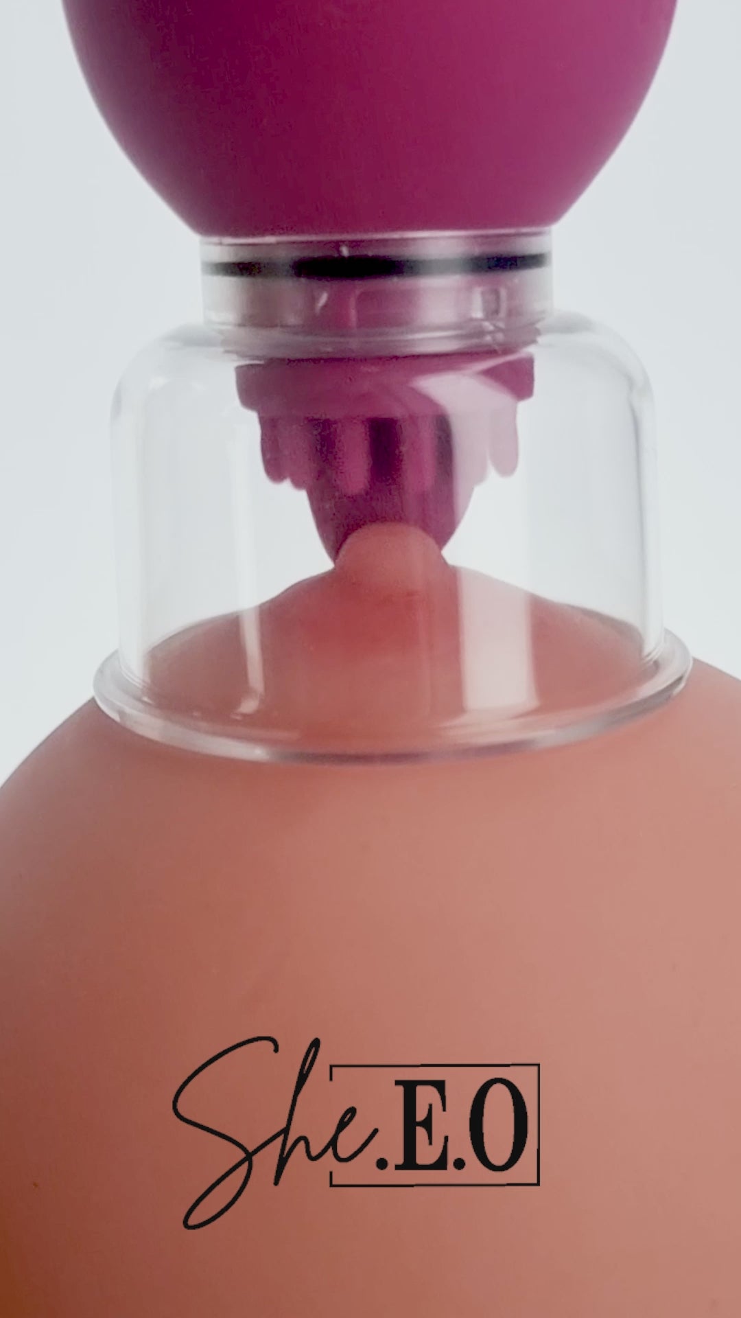 Carica il video: Vibrating &amp; Rotating Nipple &amp; Clitoral Pump